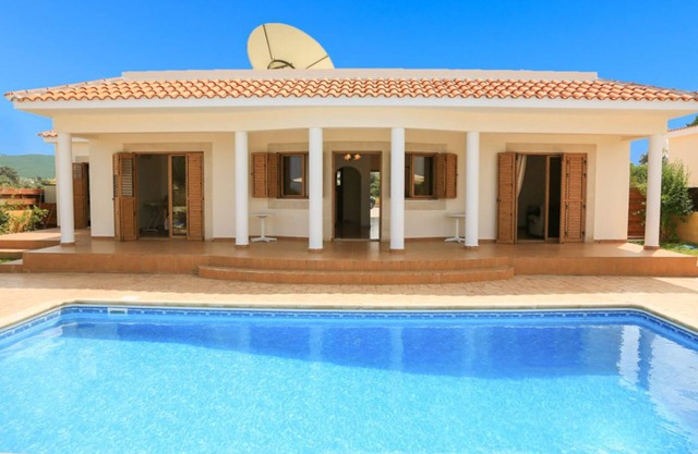 Achilles Beach Villa Thio: Large Private Pool, Walk to Beach, Sea Views, A/C