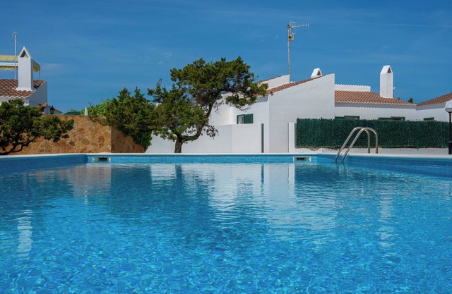 ACOGEDOR APARTAMENTO EN CALAN BOSCH CON PISCINA COMUNITARIA