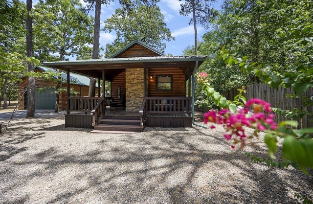 Acorn Alcove: Cozy couple's cabin with Wi-Fi, Hot Tub, Fire Table, Pet friendly