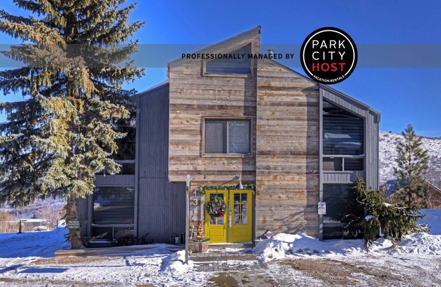 Acorn Chalet #1 - Walk to PC ski base! 2BD