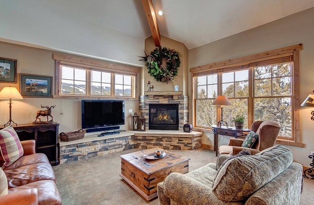 Across from Breckenridge Brewery, Quick walk to Main Street, Newly furnished!
