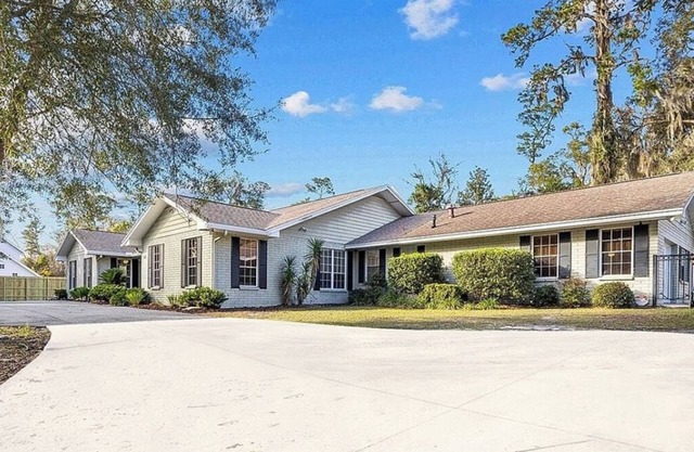 Across from UF on University Ave - 5 br 3.5 bath with HOT TUB.