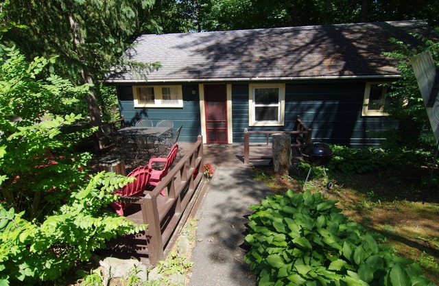 Adirondack Cabin at Cramer's Point Lake George w/lake access sleeps 5-6