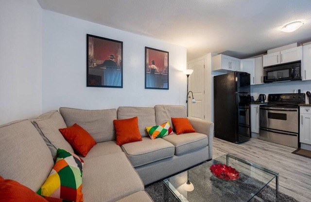 Adorable 2 bd, child free place in quiet hood!