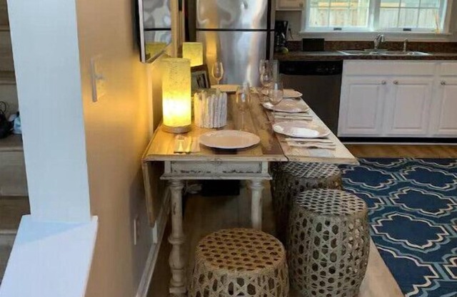 Adorable 3 bdrm townhome - Pool and Great Location - walk to the beach!