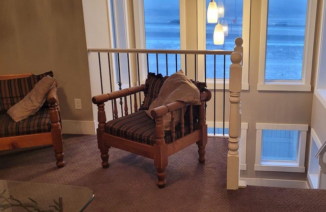 Adorable 3 bedroom detached house in serene neighborhood.