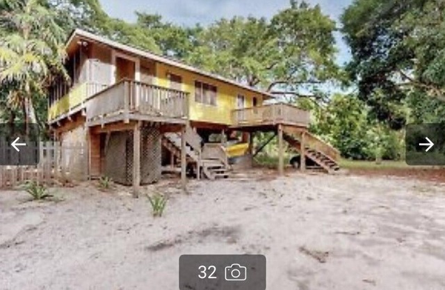 Adorable and quaint cabana 50 yards from beach