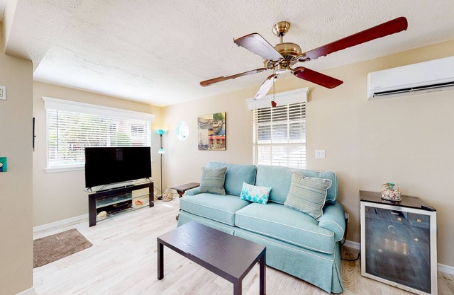 Adorable cottage near the beach with fast WiFi, full kitchen, & shared yard