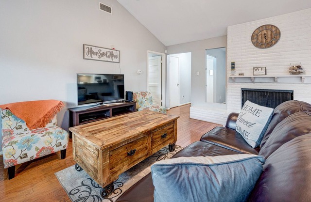 Adorable Home in the Energy Corridor, Houston - next to Village Int. School