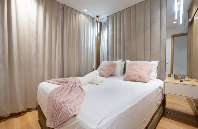 Adorable King Size Bed Flat. Perfect for long Stays