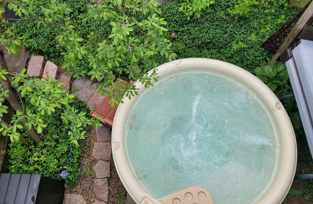 Adorable peninsula cottage orchard with private hot tub - near vineyards