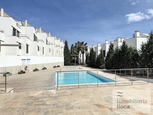 Adosado con piscina y vistas al mar