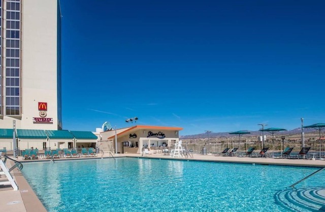 Adventure Awaits! 2 Spacious Units, Casino, Pool, On-site Restaurants and Bars