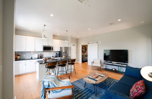 AeroDynamic 2Br/2Ba with Office & Balcony