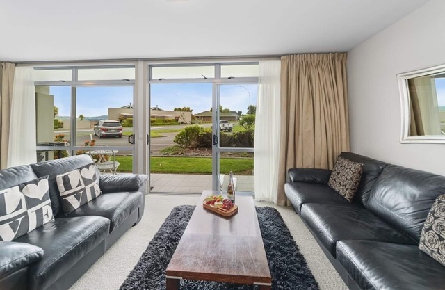 Affordable One Bedroom Apartment by the Lake