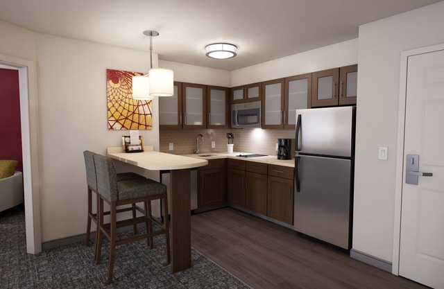 Affordable Suite in Vero Beach | Shared Outdoor Pool + Air-Conditioning