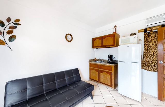 Affordable Suite on Gated Property with Rooftop Deck, WiFi, AC, and Shared Pool
