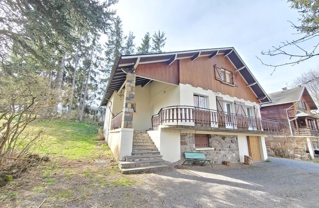AGREABLE CHALET * proche du Lac Chambon