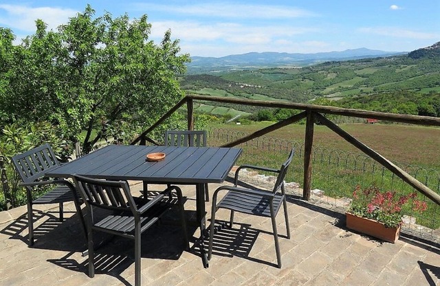 Agriturismo IL PODERUCCIO. Studio with stunning views in the Val d'Orcia