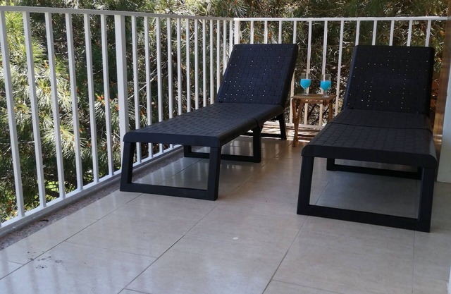 AIR CONDITIONING, PARKING, WI-FI,180M FROM THE BEACH IDEAL FAMILIES AND COUPLES
