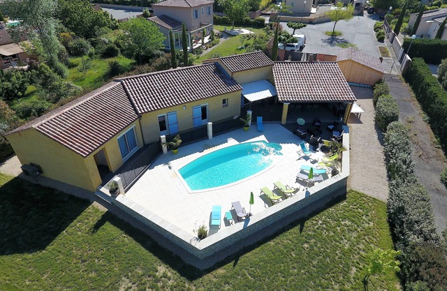 AIR-CONDITIONED VILLA WITH HEATED POOL, TERRACE AND GARDEN