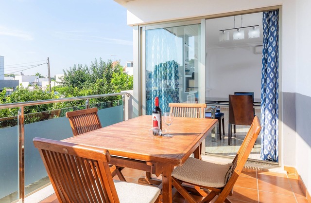 Air-Conditioned Apartment with Balcony, Pool and Wi-Fi