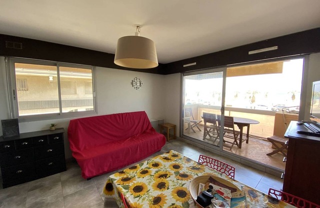 Air-conditioned apartment for 4 with sea view