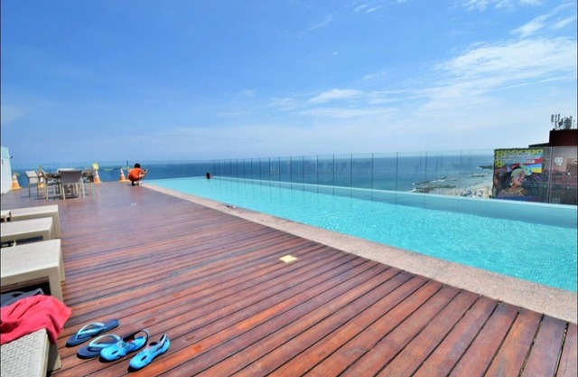 Air-conditioned apartment with balcony with view and rooftop pool, Express 2222
