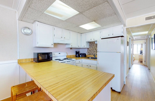 Air-conditioned condo with private laundry - walk to the beach & Northside Park