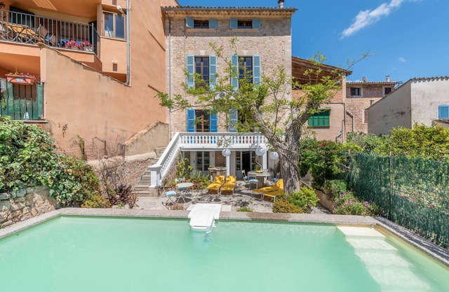 Air-Conditioned Holiday Home with Pool, Wi-Fi, Balcony and Patio
