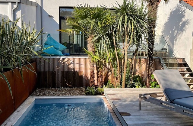 Air-conditioned villa with pool 5 minutes' walk from the old port and beach