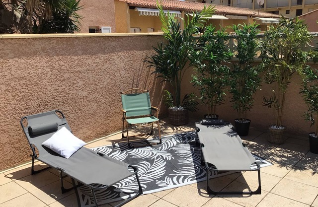 Air-conditioned villa, 2 bedrooms (6 pers.), beautiful terrace, Beach 300 m