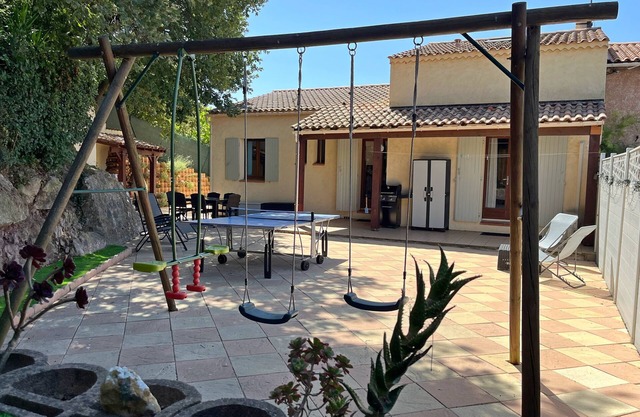 Air conditioned villa, 5 min from beaches, peaceful neighborhood, private yard