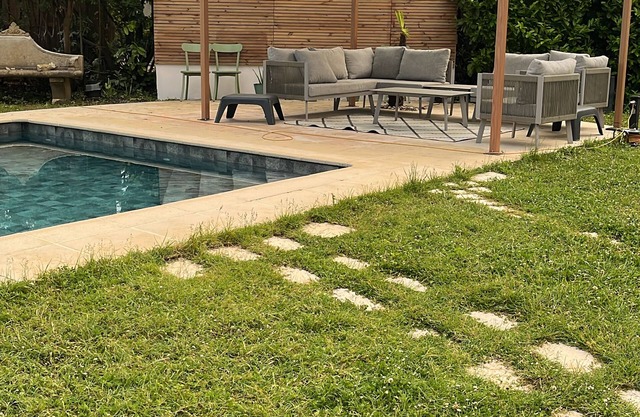 Air conditioning, new swimming pool, quiet location, Antibes Juan les Pins beach 10 minutes away!