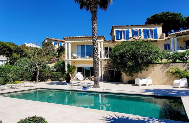 Airconditioned 230 m2 villa in a secured estate. 800m from the sea. Heated pool.