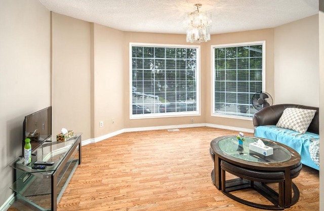 Airport 4BR2BA Mainfloor Suite Pet Friendly