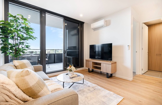 Airy 1BR Ivanhoe apt with Balcony & FREE parking