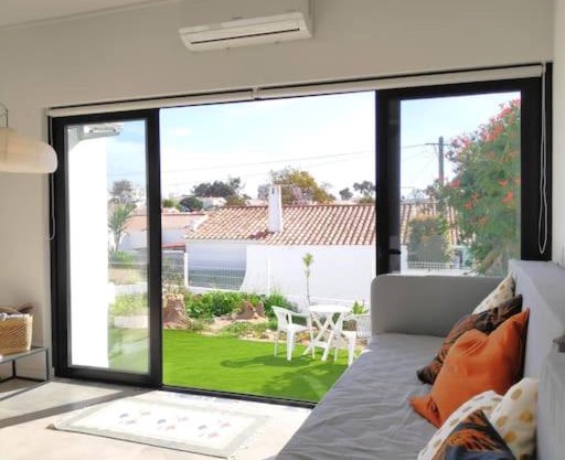Airy 3br, AC, Garden, 2min Strip, 8min Oura Beach