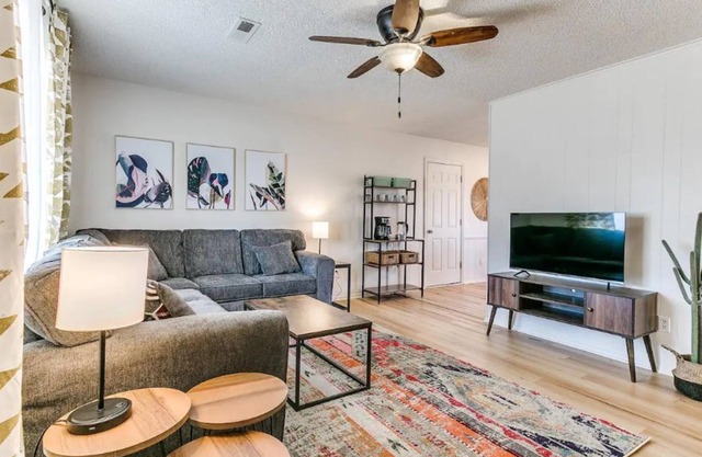 Airy & bright Broken Arrow cottage - fenced yard!
