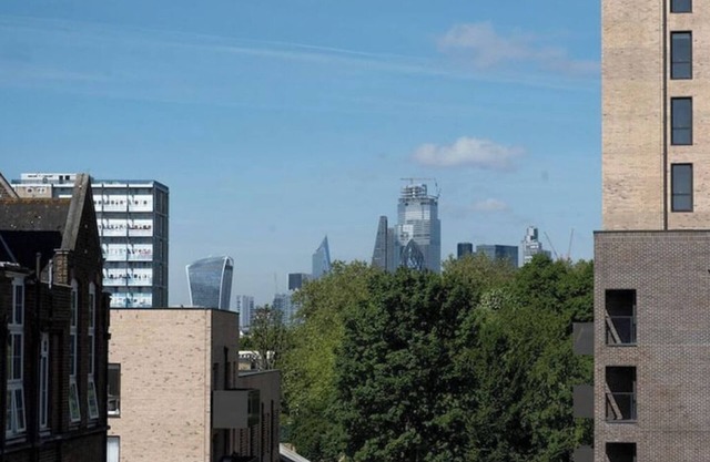 Airy one-bed in Limehouse with views of the city