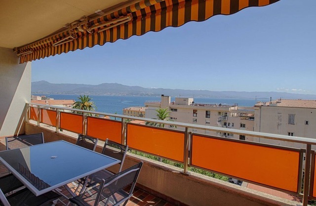 Ajaccio: Air-conditioned 4-room apartment, 6 beds, downtown