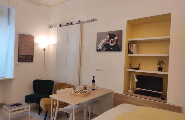 AL REGINA, SMART STUDIO IN SAN DONATO TORINO. FREE PARKING 50 METERS AWAY.