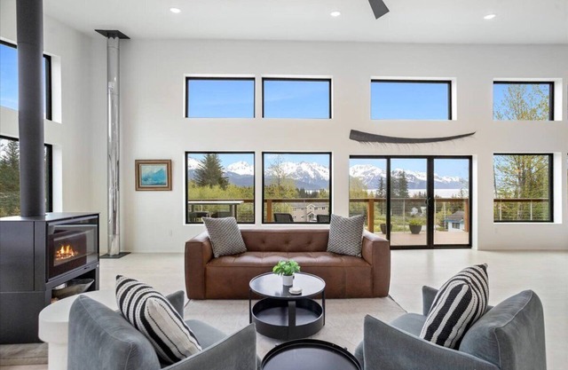 Alagnaq Inn: Panoramic Views, Modern Retreat