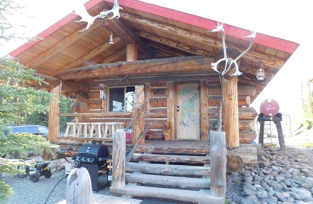 Alaskan Wooden Bear Cabins - Miners Cabin