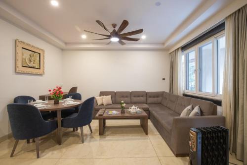 Alaya Stays 2 BHK Apartment with Hill View - Cliff Crest