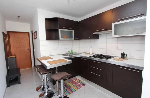 ALBERT One-Bedroom Apartment