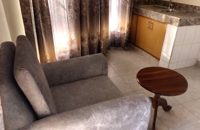 Alberto Gardens - One bedroom cottage in secure, private grounds & free parking