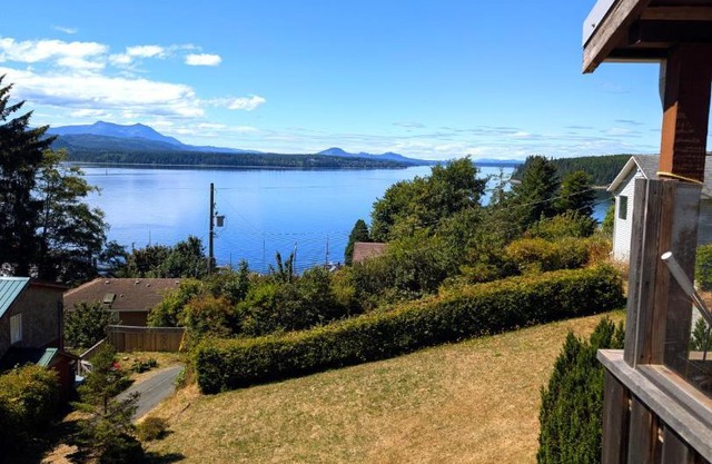 Alert Bay, Spacious Executive Suite with Panoramic Ocean Views