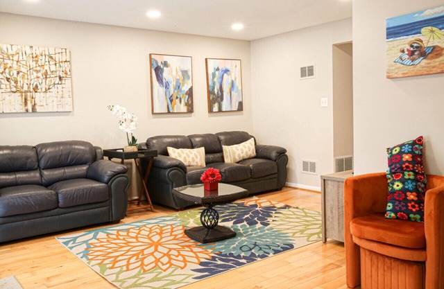 Alexandria Charming Townhome-3BR with free parking