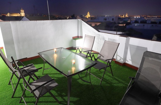 Alfaros 1 apartment in Córdoba with WiFi, integrated air conditioning & private roof terrace.